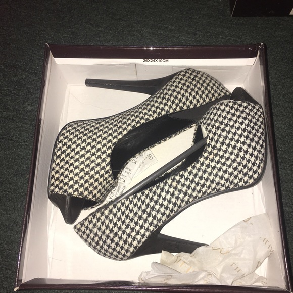 Shoe - Picture 15 of 16